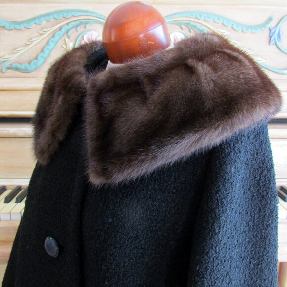 VINTAGE COAT w FUR COLLAR, BLACK NUBBY WOOL TEXTURE, 1960s CHIC w LARGE BUTTONS - Picture 3 of 8